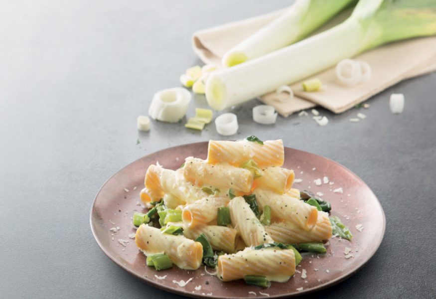 Tortiglioni integrali con carbonara di porri e bietole