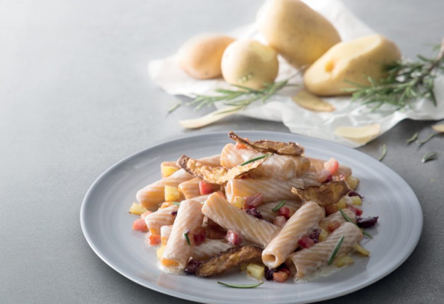 Tortiglioni integrali con patate, pancetta e formaggio fresco