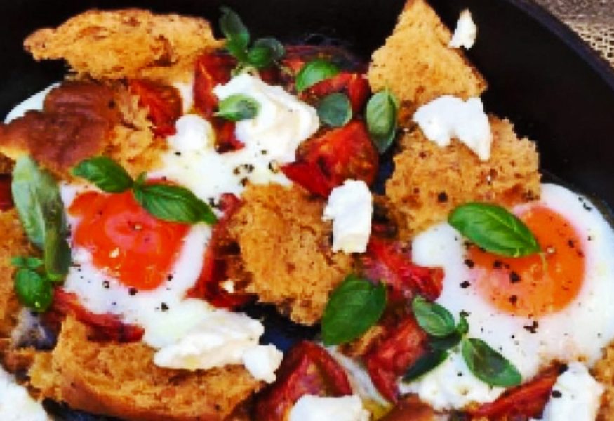 Uova al forno con pomodori e feta